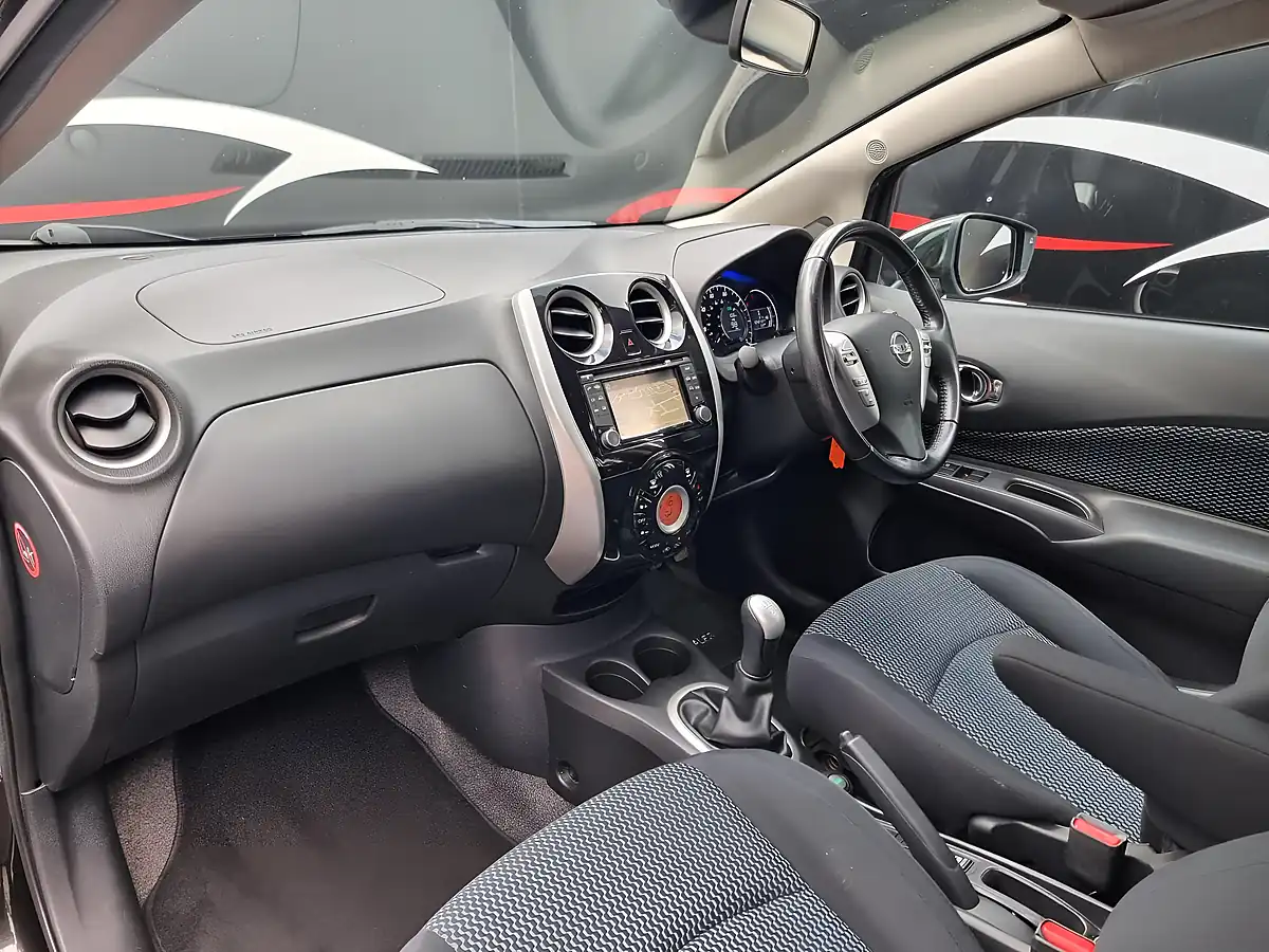 Used 2013 Volkswagen Tiguan Bluemotion Tech Match Silver - Interior and Exterior details 15