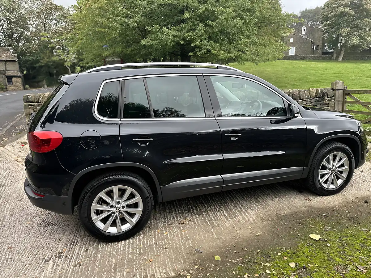 Used 2013 Volkswagen Tiguan Bluemotion Tech Se Black - Interior and Exterior details 13