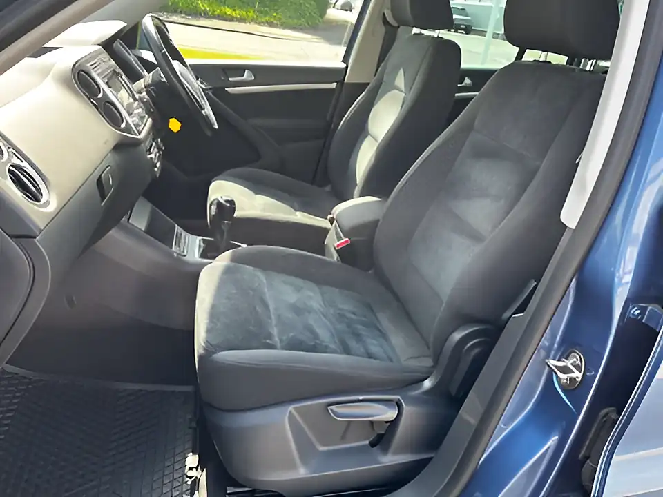 Used 2013 Volkswagen Tiguan Match Blue - Interior and Exterior details 10