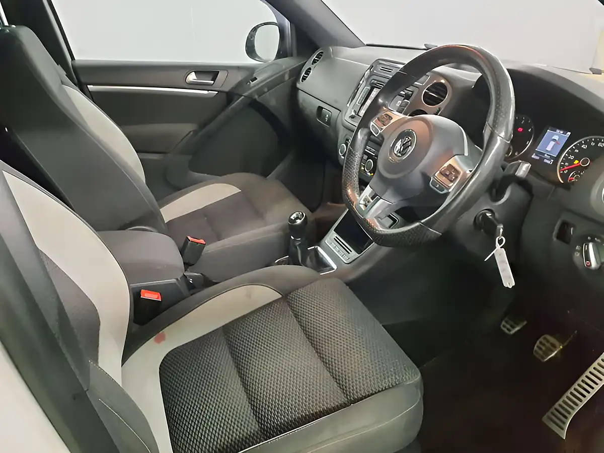Used 2013 Volkswagen Tiguan R-Line Pure White - Interior and Exterior details 11