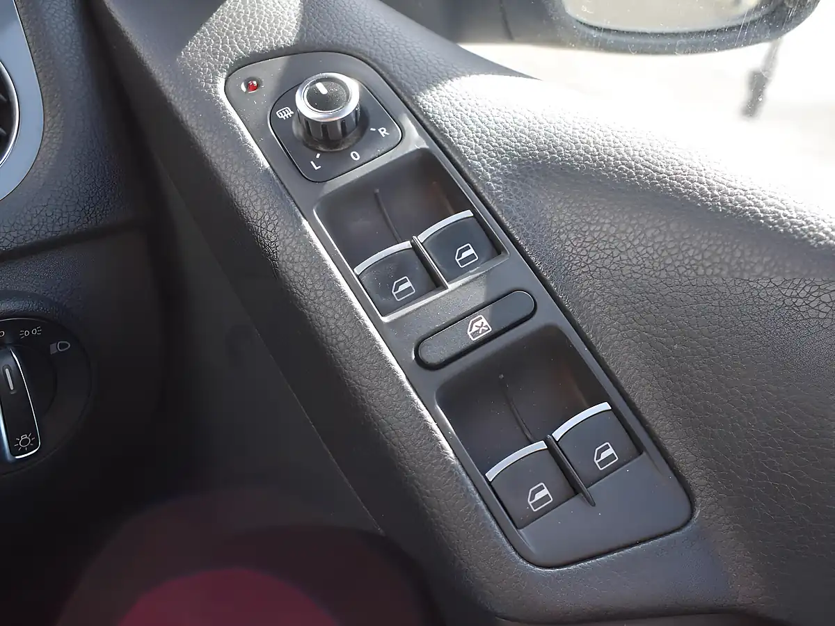 Used 2013 Volkswagen Tiguan R-Line White - Interior and Exterior details 11