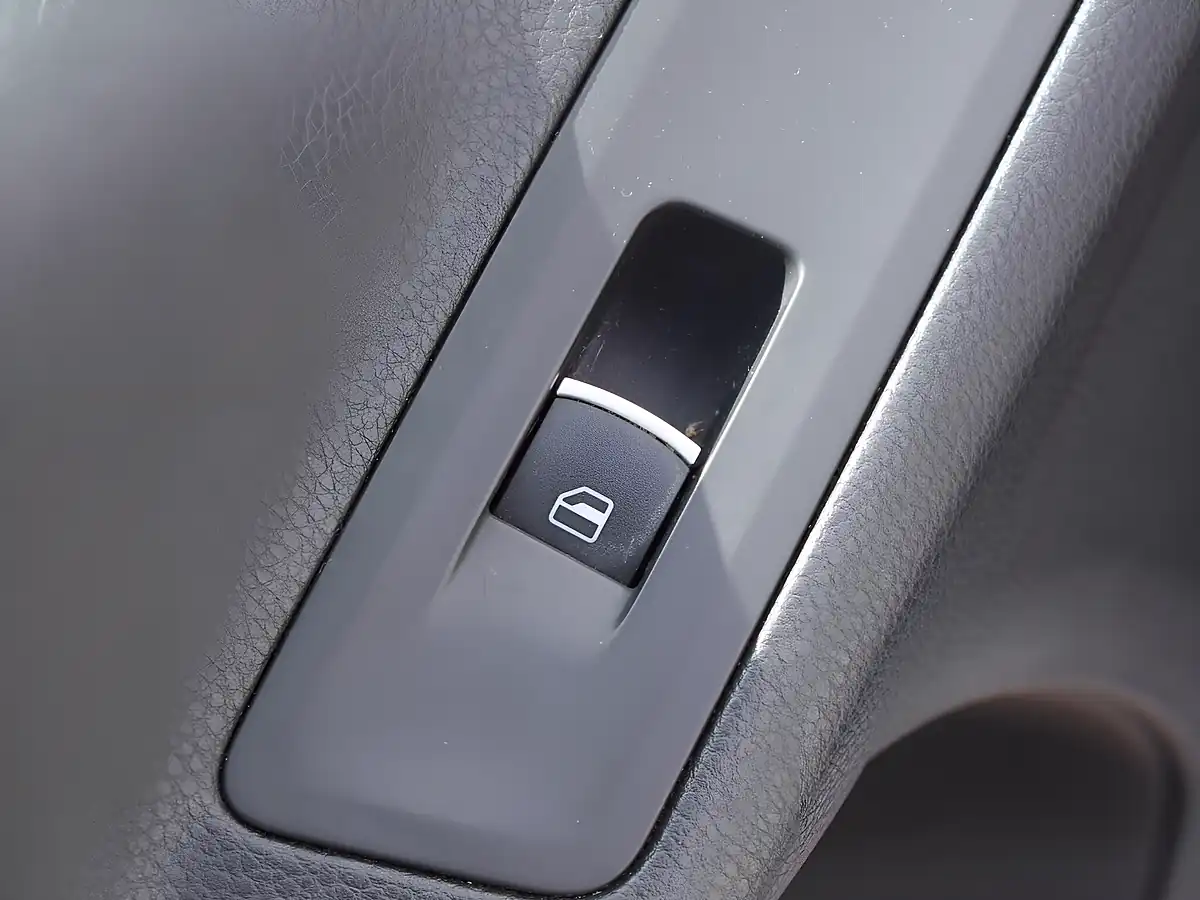 Used 2013 Volkswagen Tiguan R-Line White - Interior and Exterior details 13