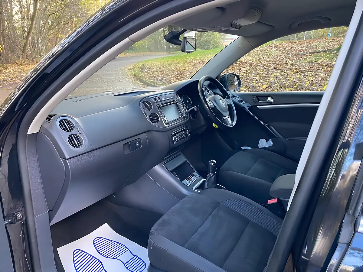 Used 2013 Volkswagen Tiguan Se Black - Interior and Exterior details 17