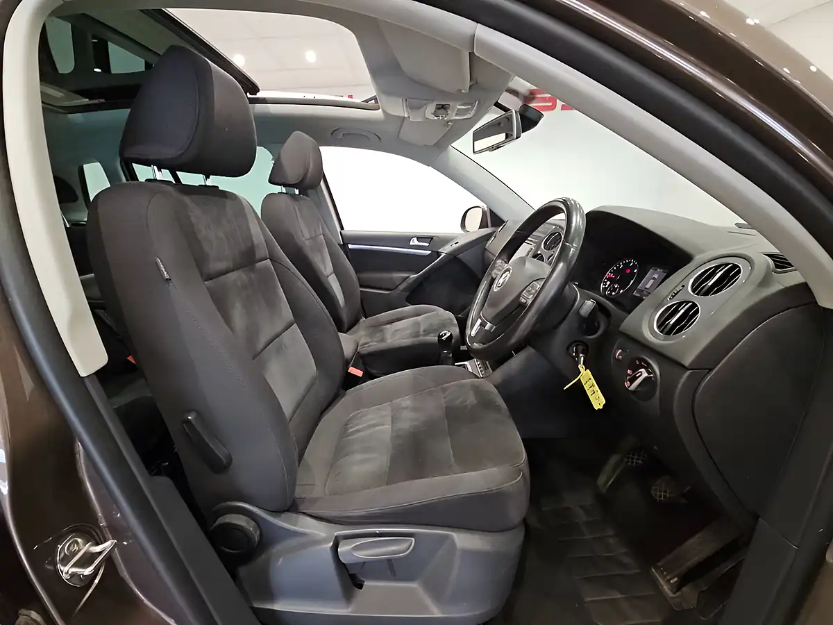 Used 2013 Volkswagen Tiguan Se Bronze - Interior and Exterior details 9