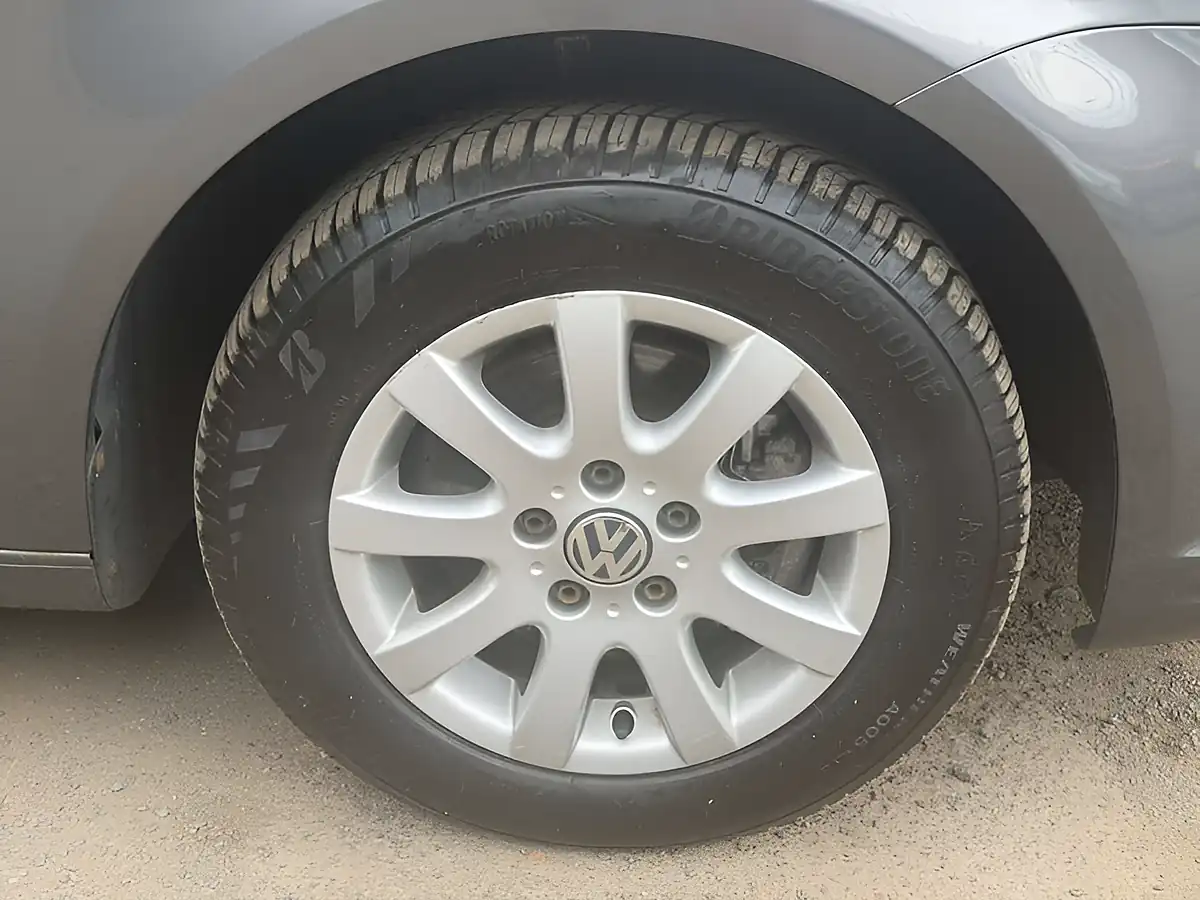 Used 2013 Volkswagen Touran S Grey - Interior and Exterior details 9