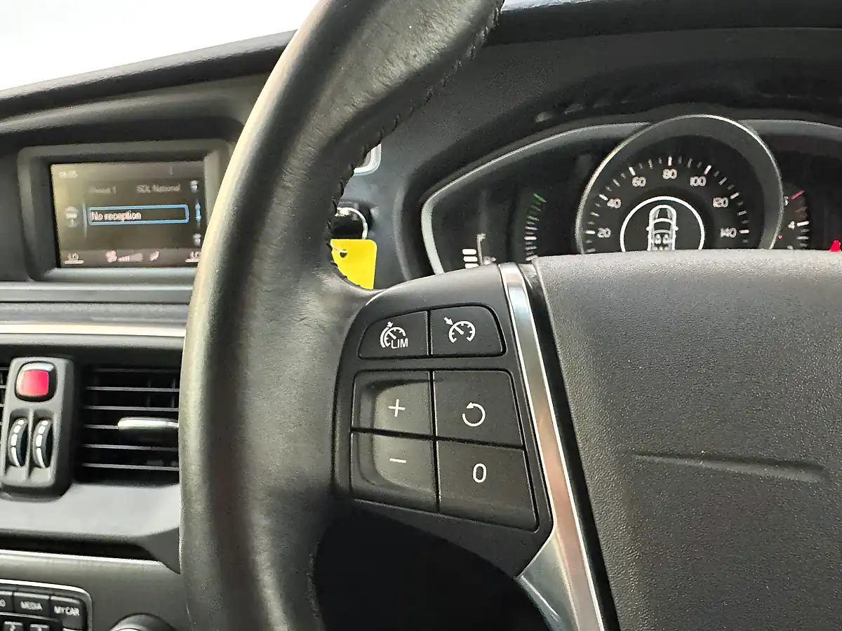 Used 2013 Volvo V40 Cross Country Lux Biarritz Blue - Interior and Exterior details 12