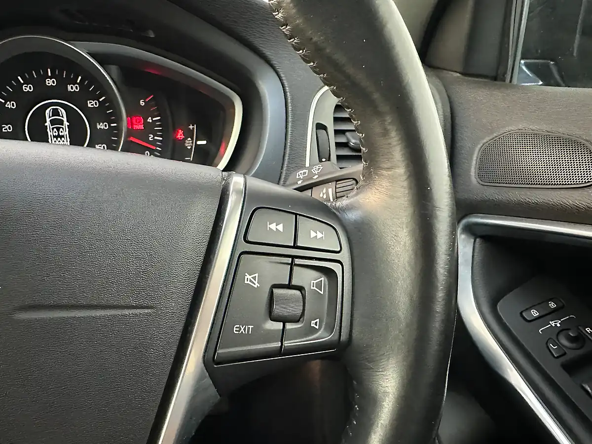 Used 2013 Volvo V40 Cross Country Lux Biarritz Blue - Interior and Exterior details 13