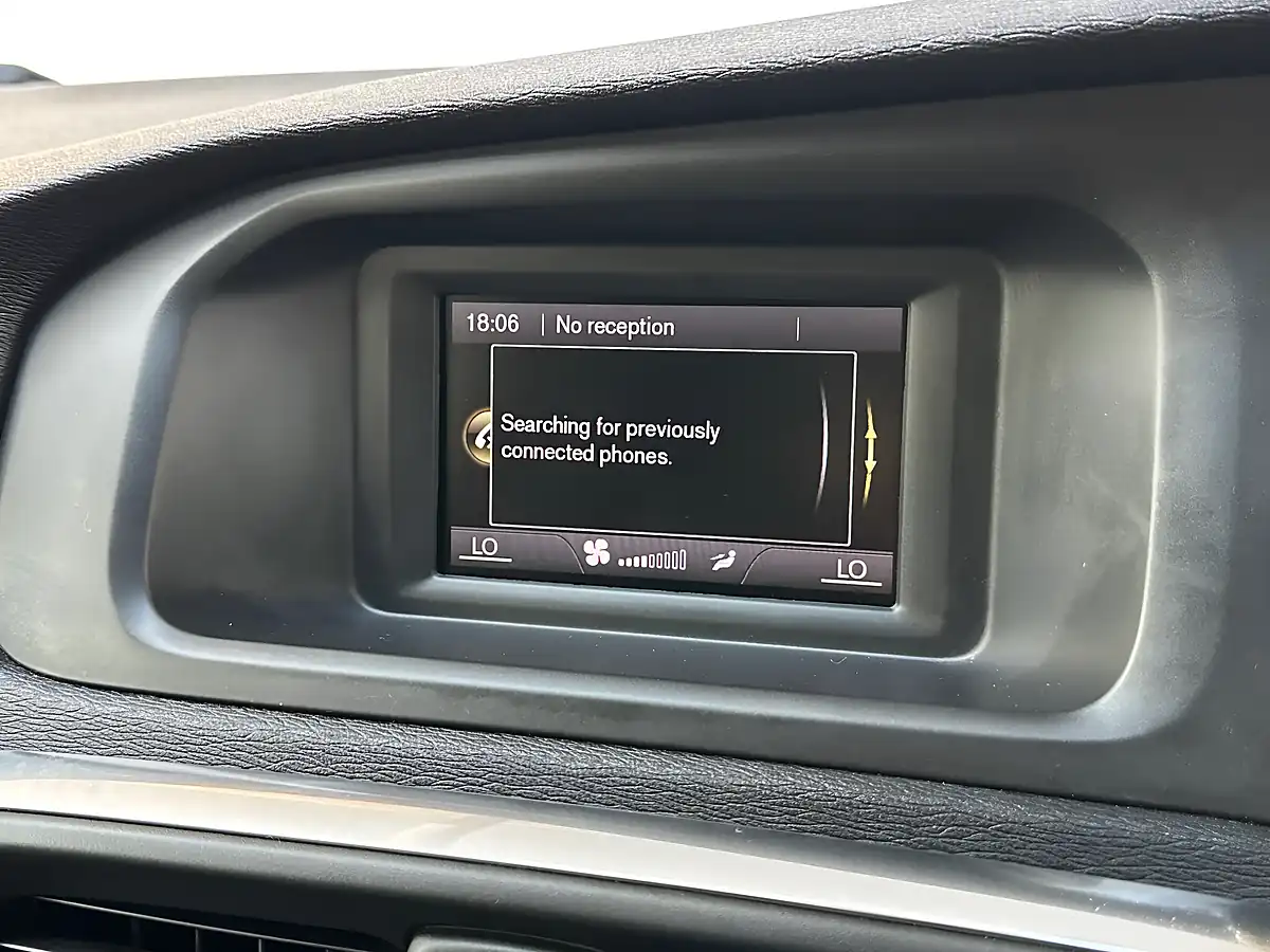 Used 2013 Volvo V40 Cross Country Lux Biarritz Blue - Interior and Exterior details 15