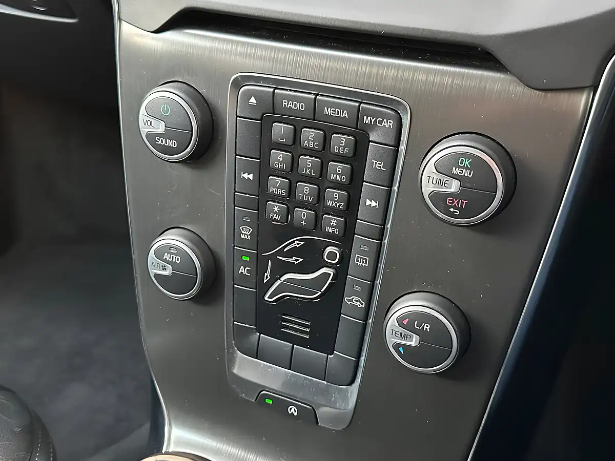 Used 2013 Volvo V40 Cross Country Lux Biarritz Blue - Interior and Exterior details 16