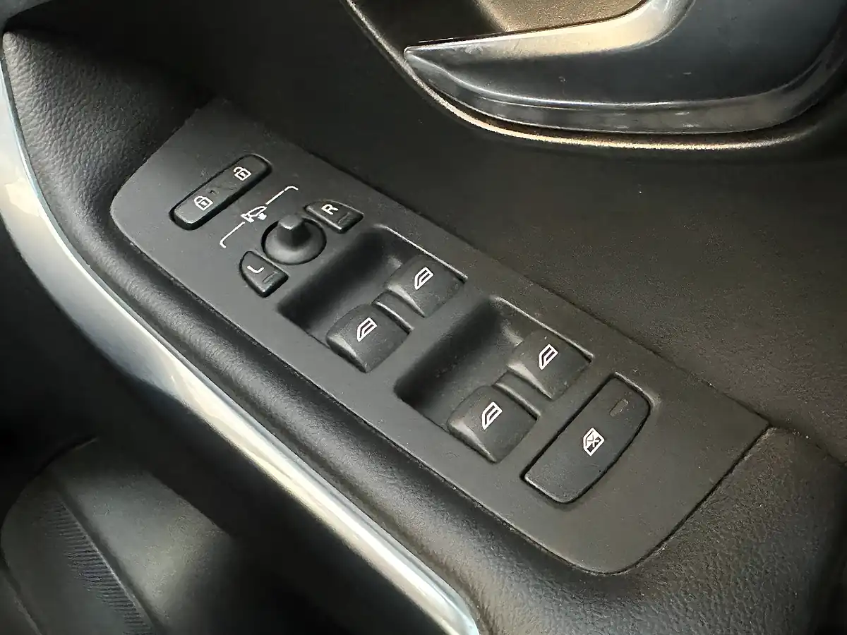 Used 2013 Volvo V40 Cross Country Lux Biarritz Blue - Interior and Exterior details 18