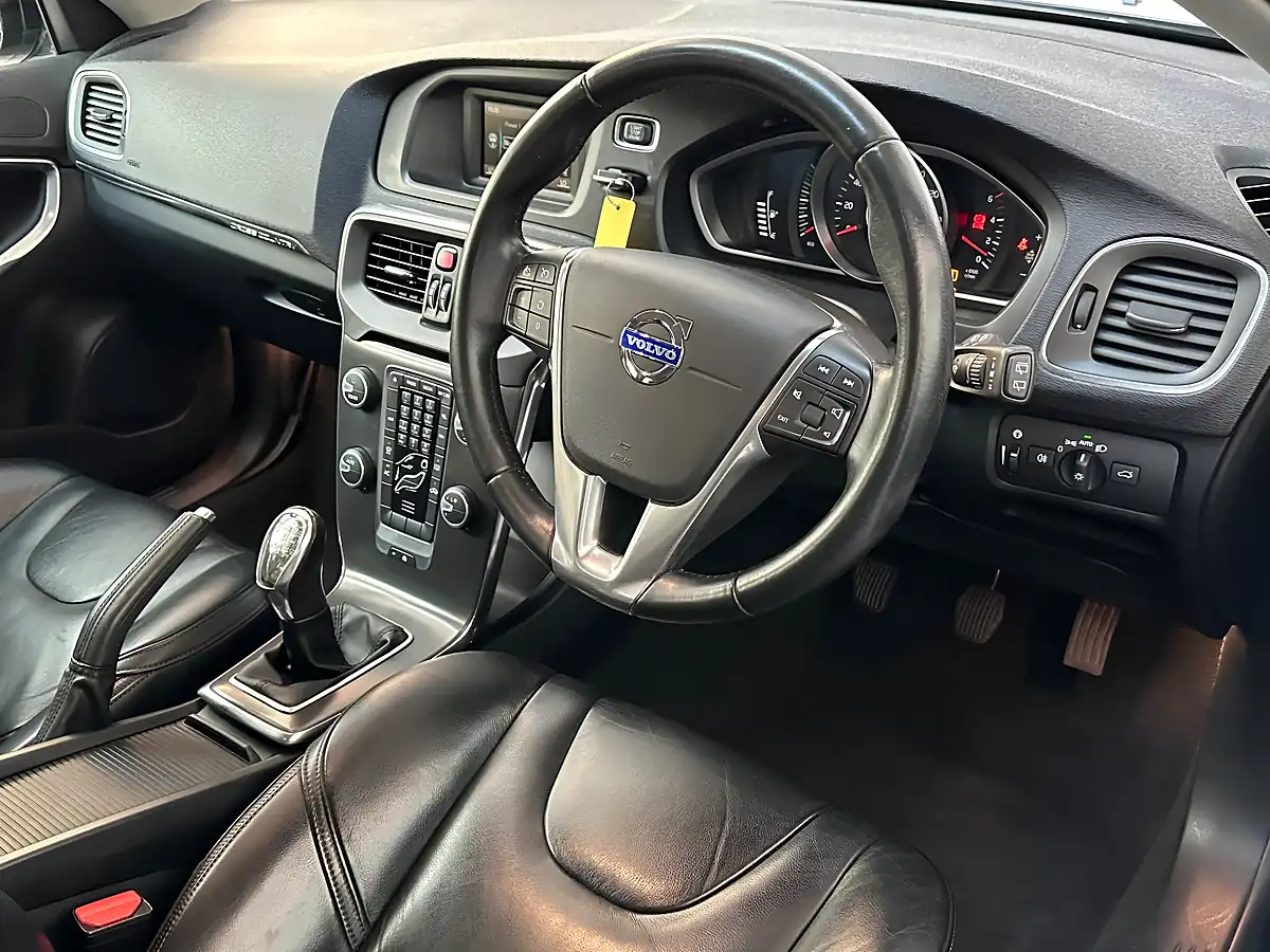 Used 2013 Volvo V40 Cross Country Lux Biarritz Blue - Interior and Exterior details 3