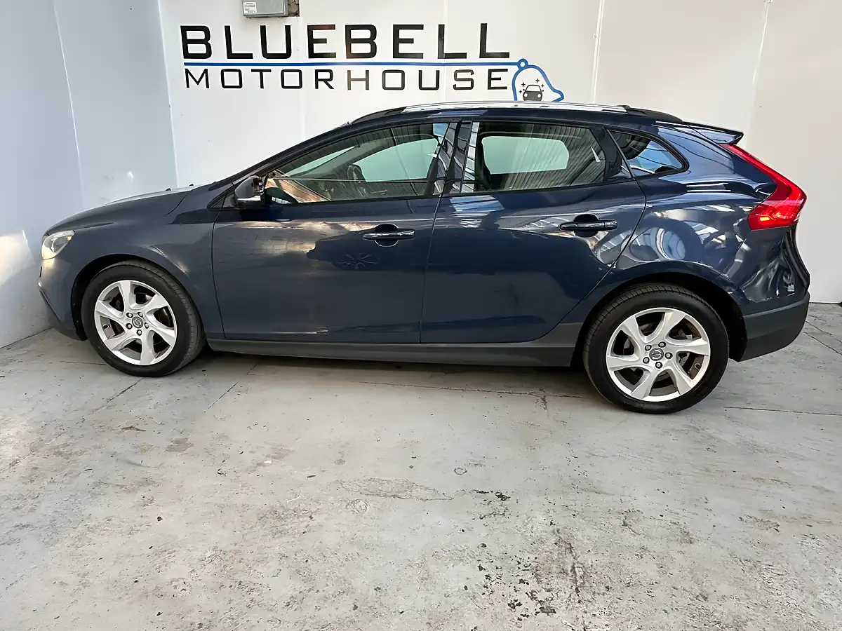Used 2013 Volvo V40 Cross Country Lux Biarritz Blue - Interior and Exterior details 7