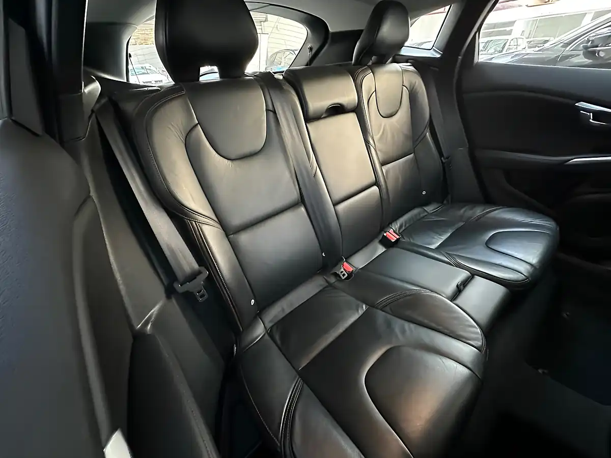 Used 2013 Volvo V40 Cross Country Lux Biarritz Blue - Interior and Exterior details 9