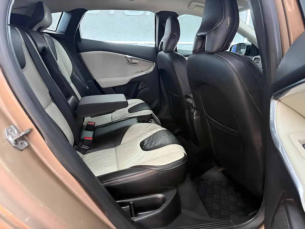 Used 2013 Volvo V40 Cross Country Lux Bronze - Interior and Exterior details 19