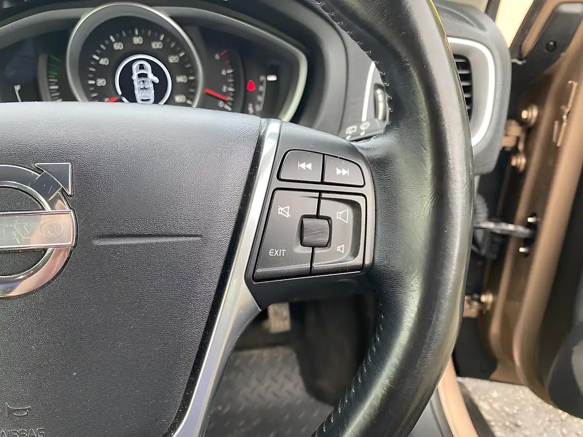 Used 2013 Volvo V40 Cross Country Lux Bronze - Interior and Exterior details 15