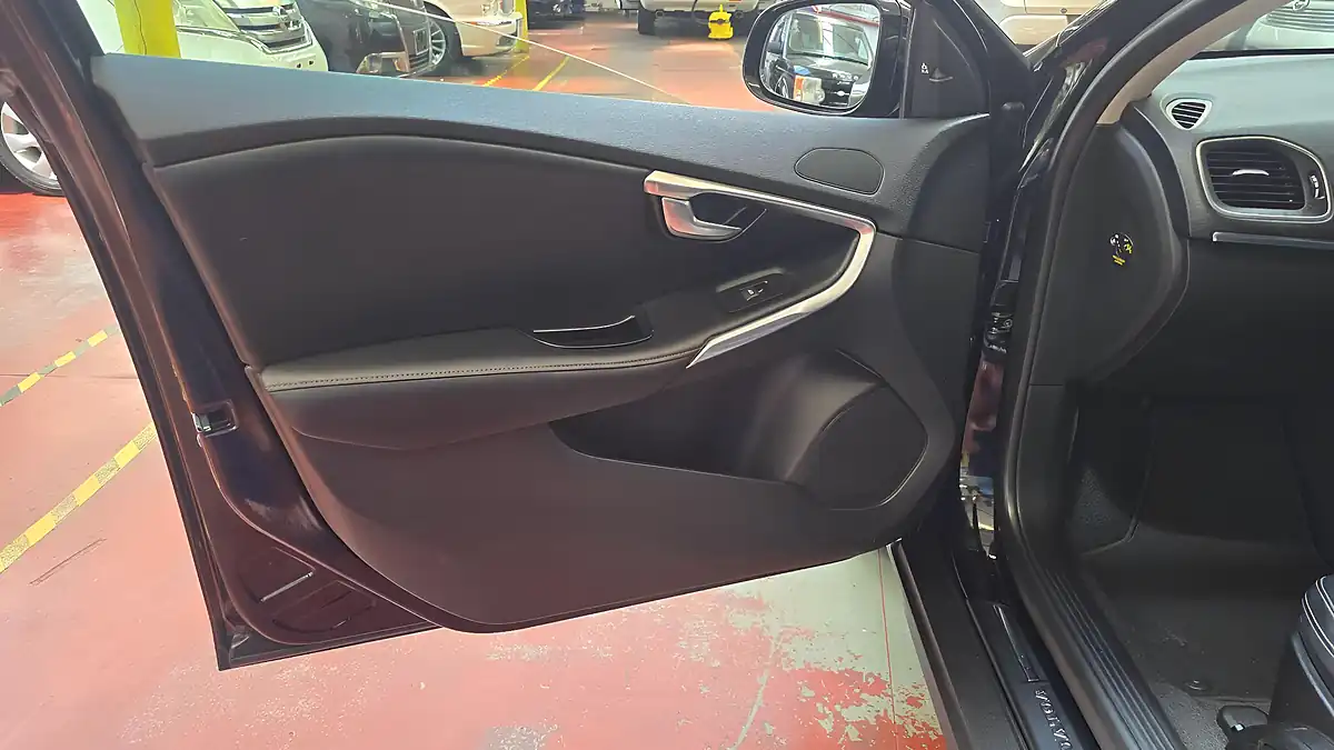 Used 2013 Volvo V40 Cross Country Lux Nav Black - Interior and Exterior details 13