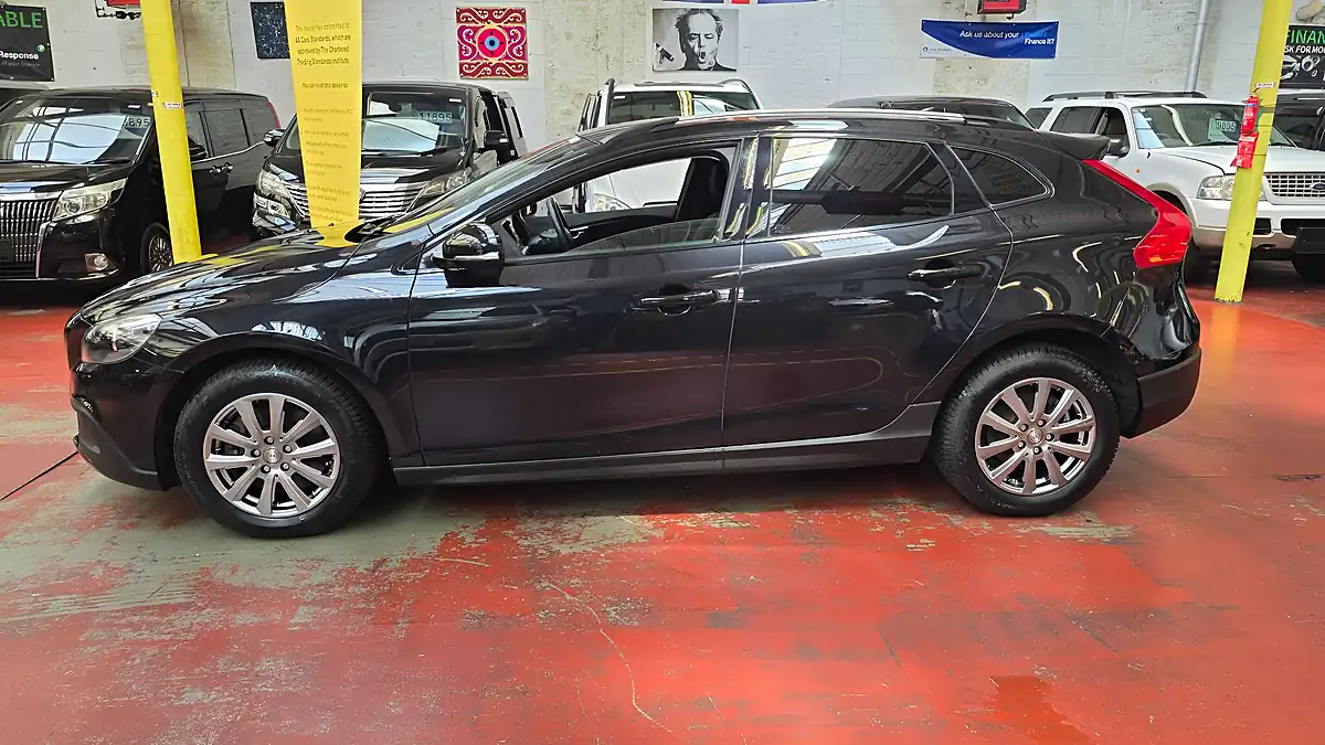 Used 2013 Volvo V40 Cross Country Lux Nav Black - Interior and Exterior details 17