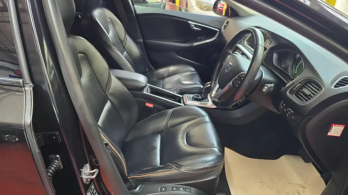 Used 2013 Volvo V40 Cross Country Lux Nav Black - Interior and Exterior details 9
