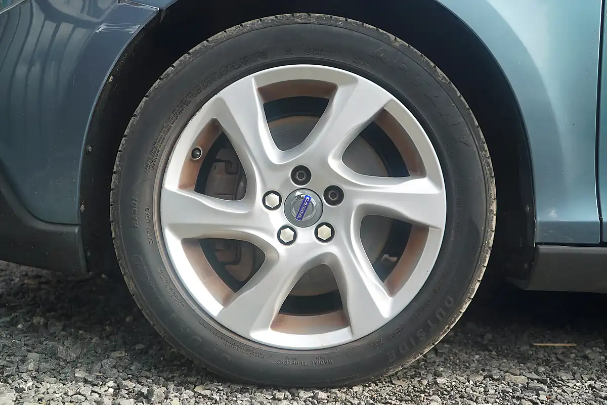 Used 2013 Volvo V40 Cross Country Lux Nav Blue - Interior and Exterior details 13