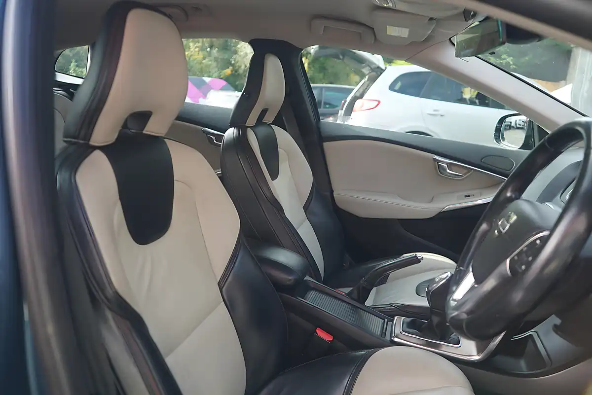 Used 2013 Volvo V40 Cross Country Lux Nav Blue - Interior and Exterior details 14