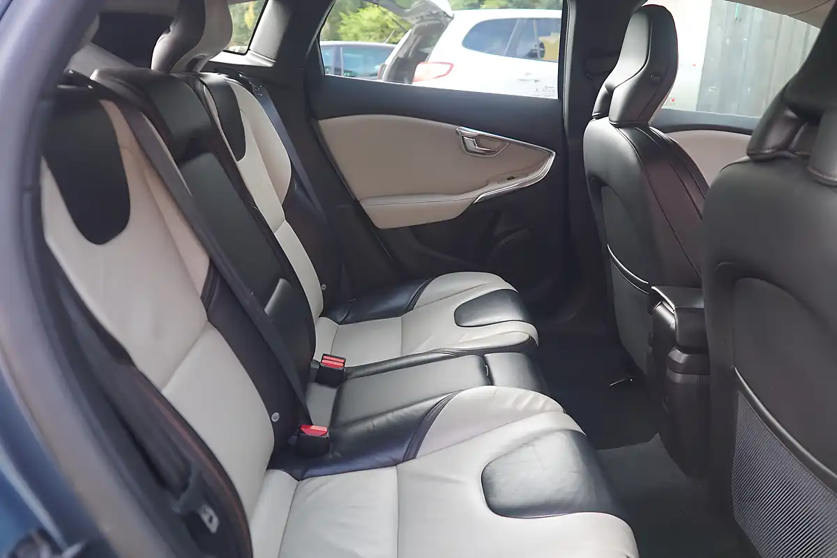 Used 2013 Volvo V40 Cross Country Lux Nav Blue - Interior and Exterior details 16