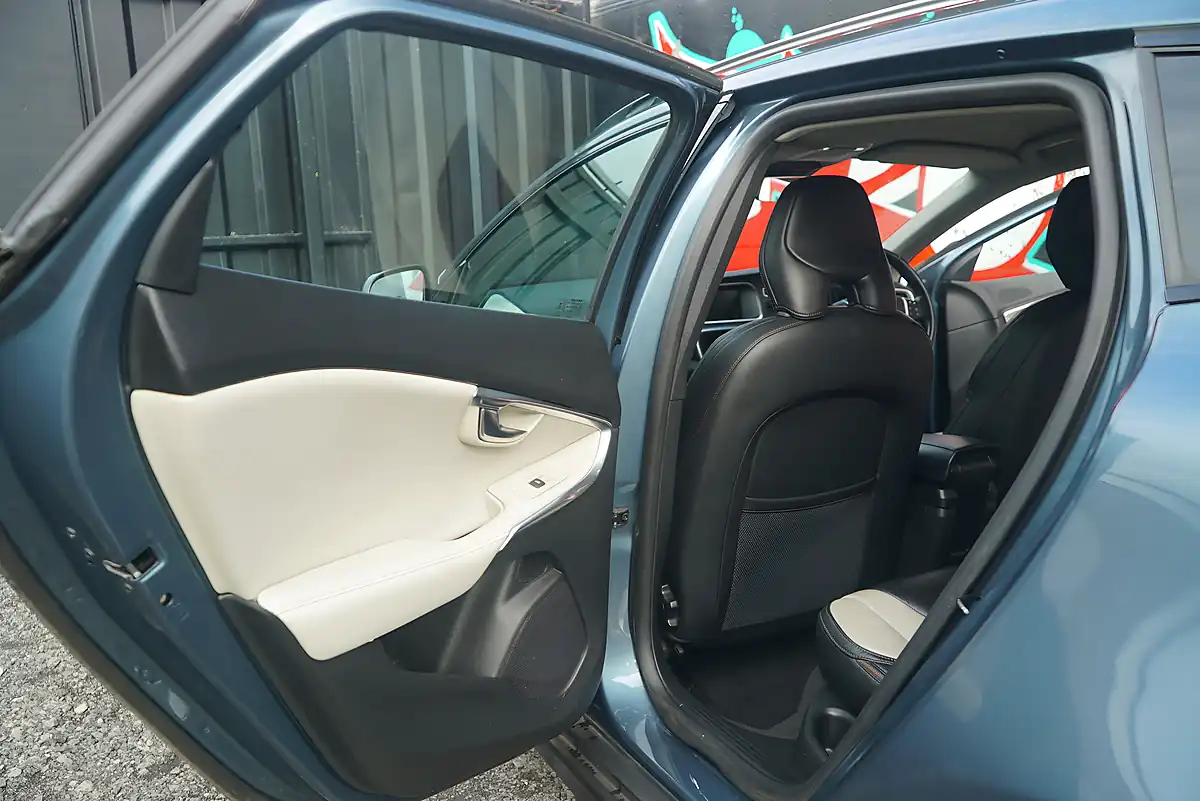 Used 2013 Volvo V40 Cross Country Lux Nav Blue - Interior and Exterior details 17