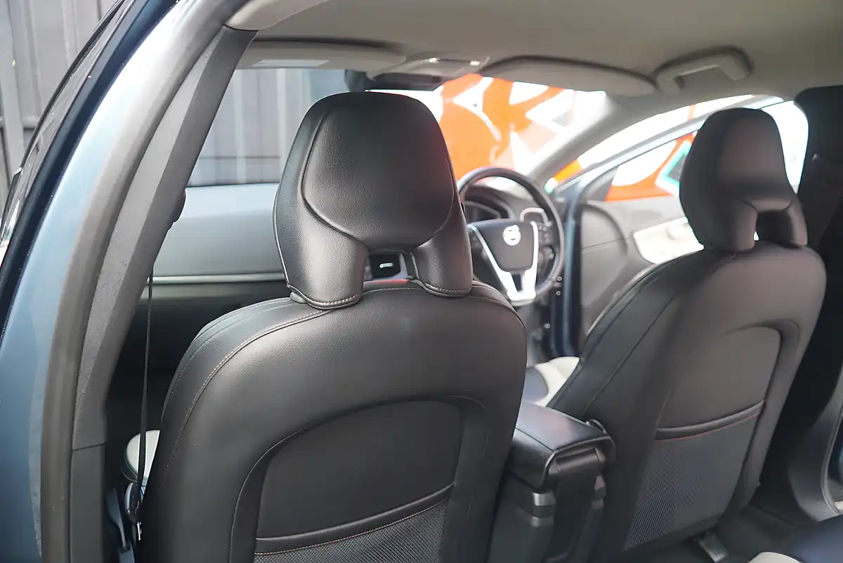 Used 2013 Volvo V40 Cross Country Lux Nav Blue - Interior and Exterior details 18