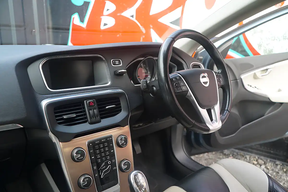 Used 2013 Volvo V40 Cross Country Lux Nav Blue - Interior and Exterior details 20