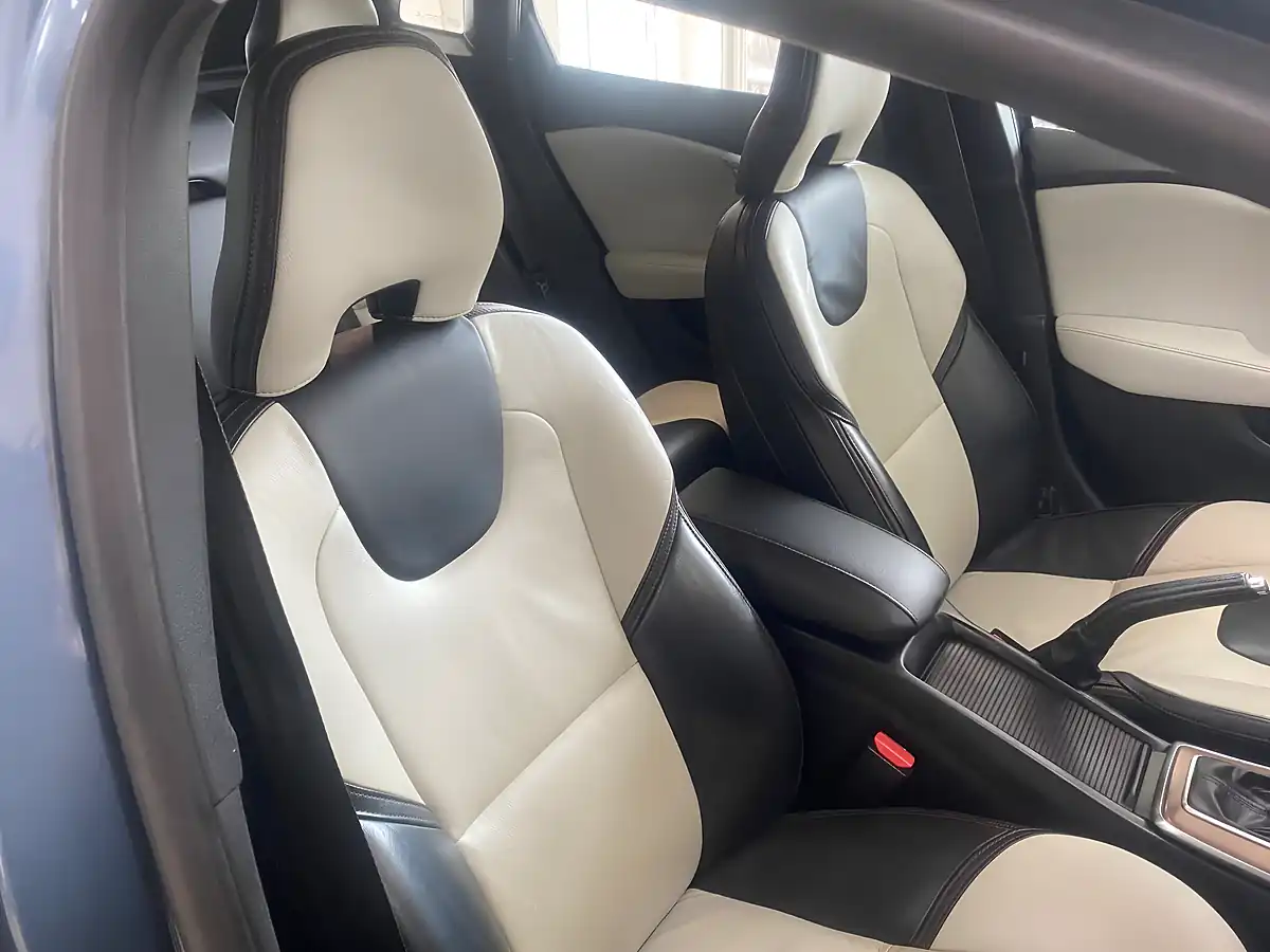 Used 2013 Volvo V40 Cross Country Lux Nav Blue - Interior and Exterior details 12