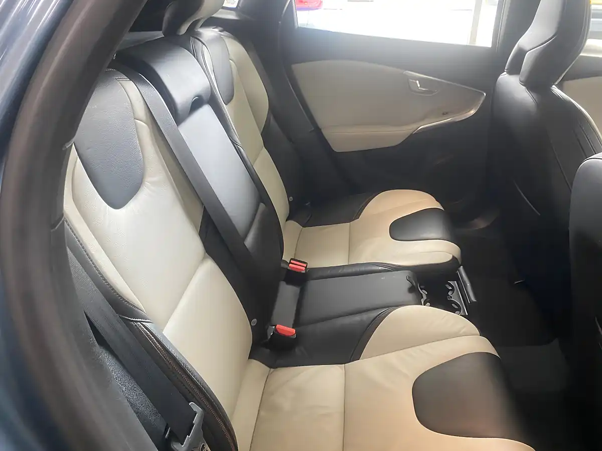 Used 2013 Volvo V40 Cross Country Lux Nav Blue - Interior and Exterior details 13