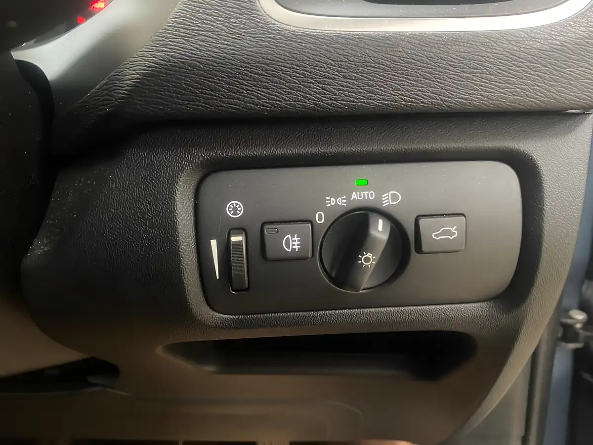 Used 2013 Volvo V40 Cross Country Lux Nav Blue - Interior and Exterior details 15
