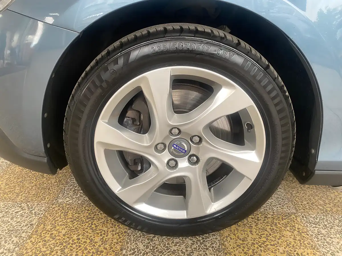 Used 2013 Volvo V40 Cross Country Lux Nav Blue - Interior and Exterior details 18