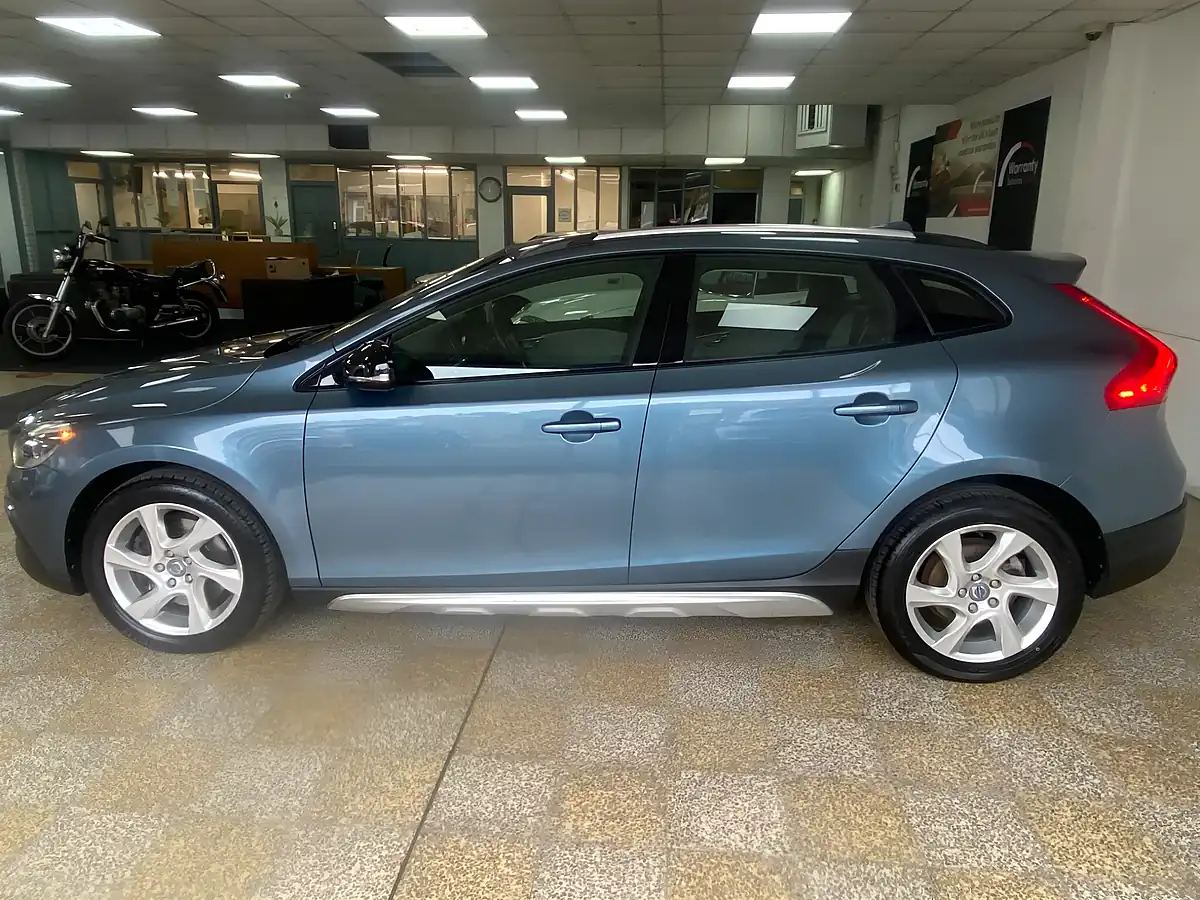 Used 2013 Volvo V40 Cross Country Lux Nav Blue - Interior and Exterior details 4