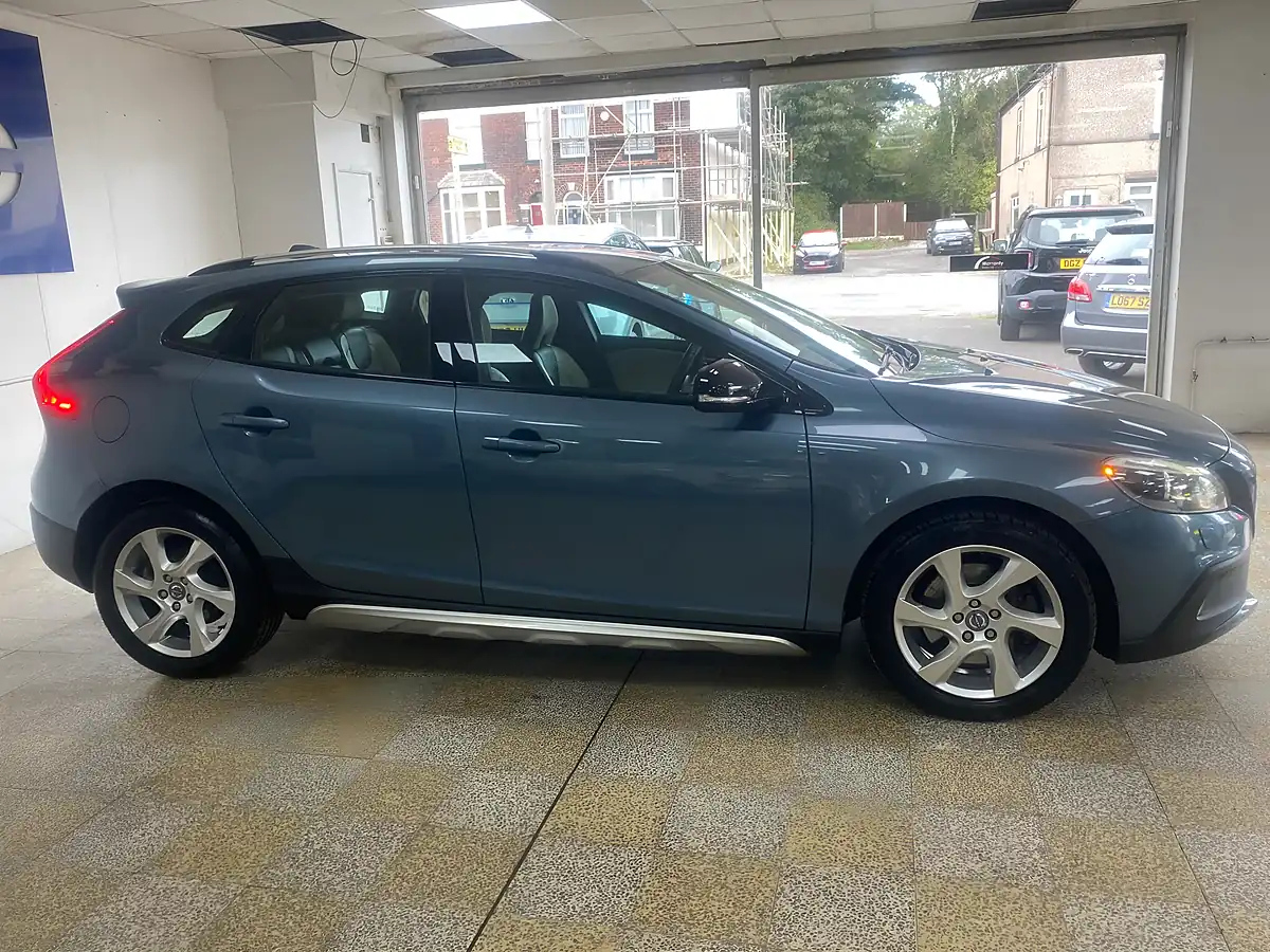 Used 2013 Volvo V40 Cross Country Lux Nav Blue - Interior and Exterior details 8