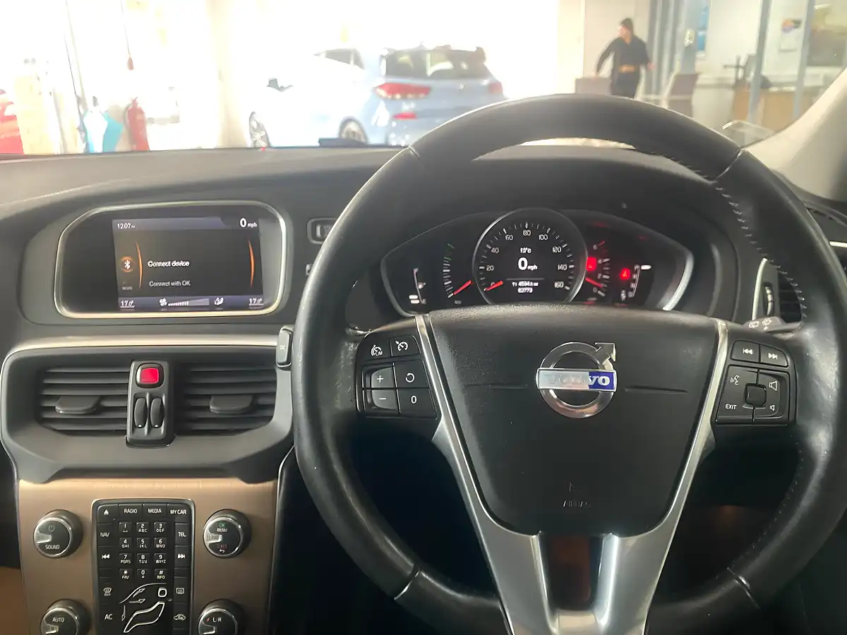 Used 2013 Volvo V40 Cross Country Lux Nav Blue - Interior and Exterior details 9