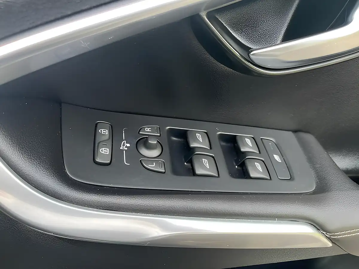 Used 2013 Volvo V40 R-Design Ice White - Interior and Exterior details 12