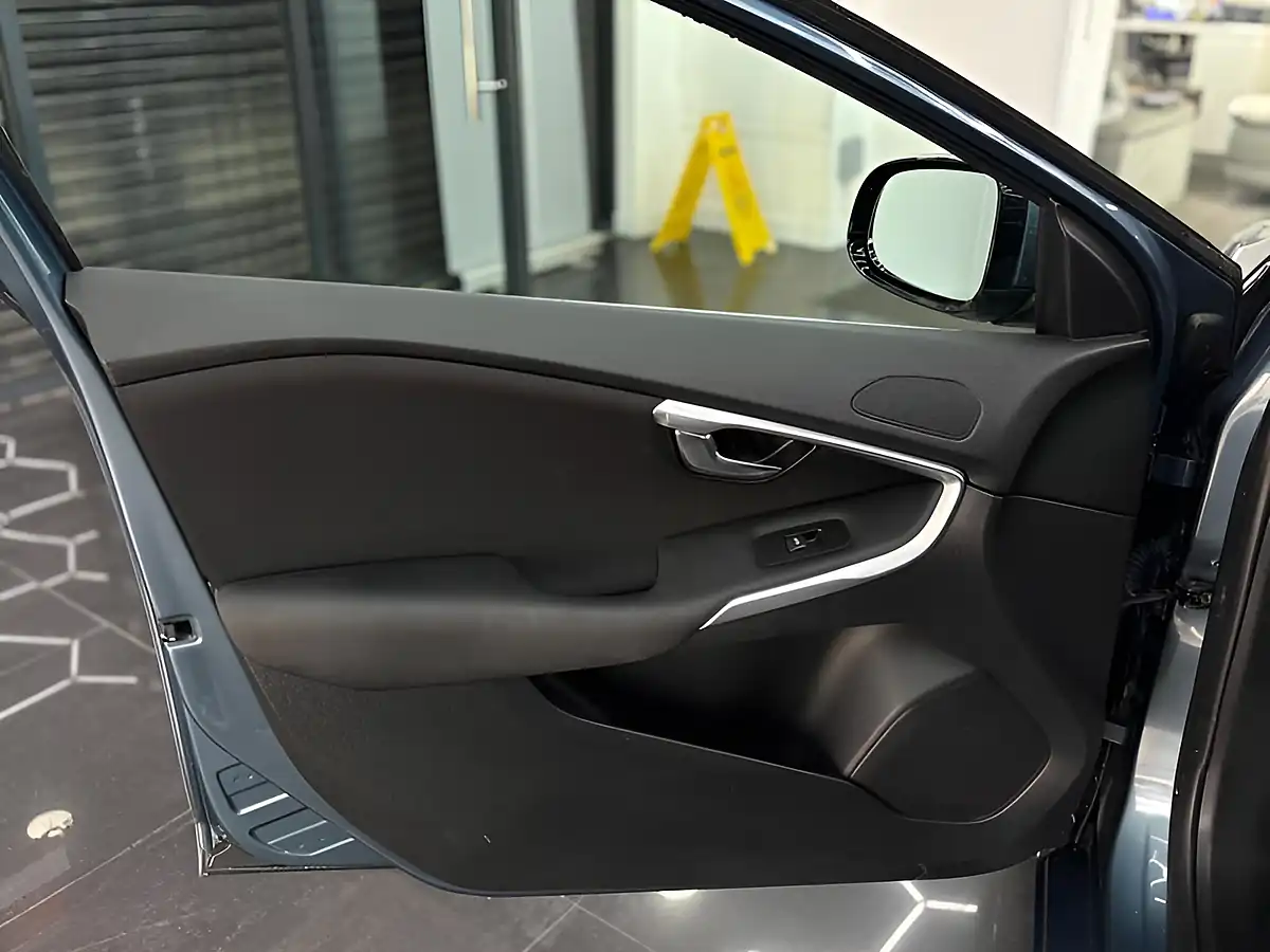 Used 2013 Volvo V40 Se Blue - Interior and Exterior details 14
