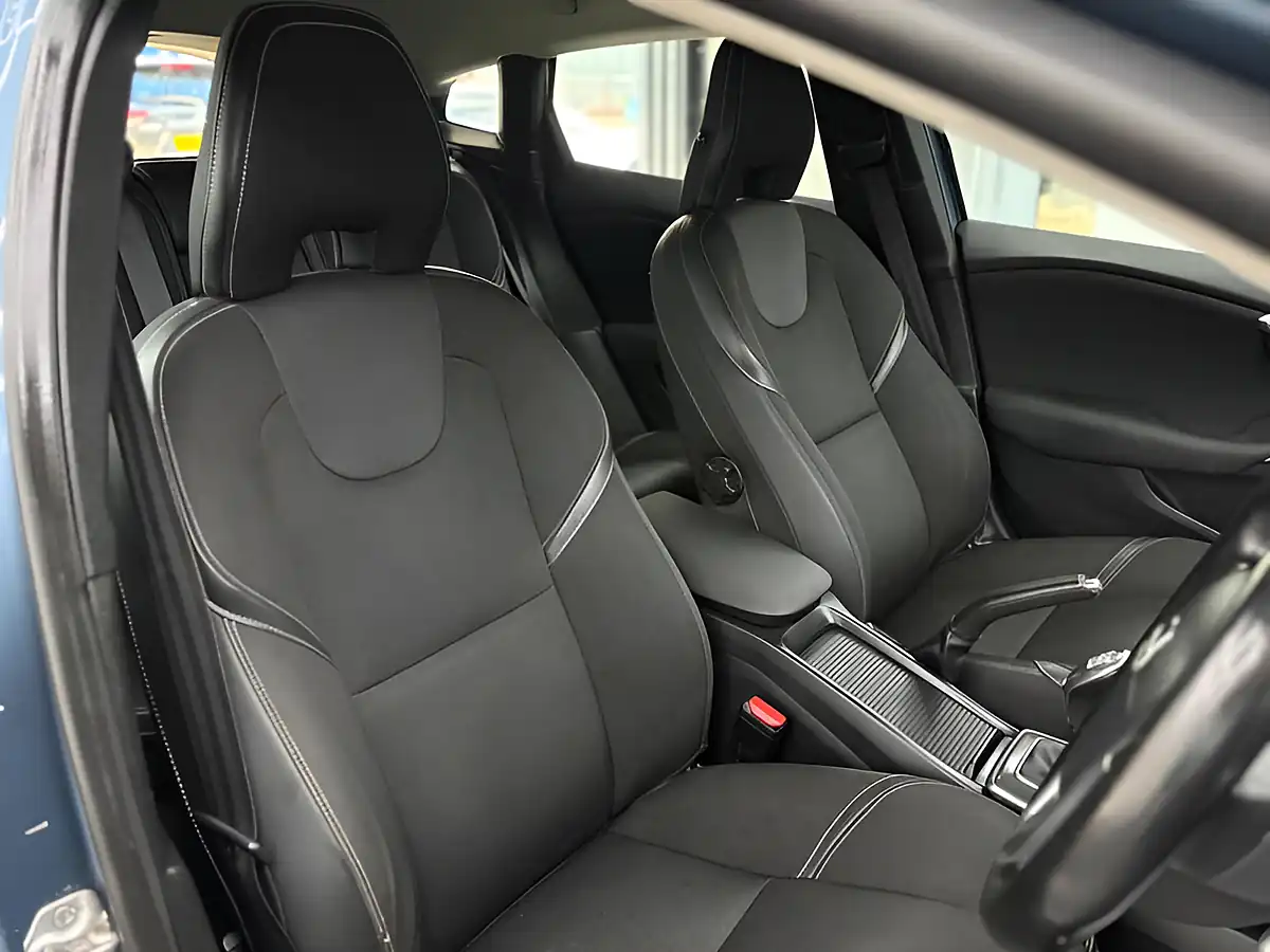 Used 2013 Volvo V40 Se Blue - Interior and Exterior details 16