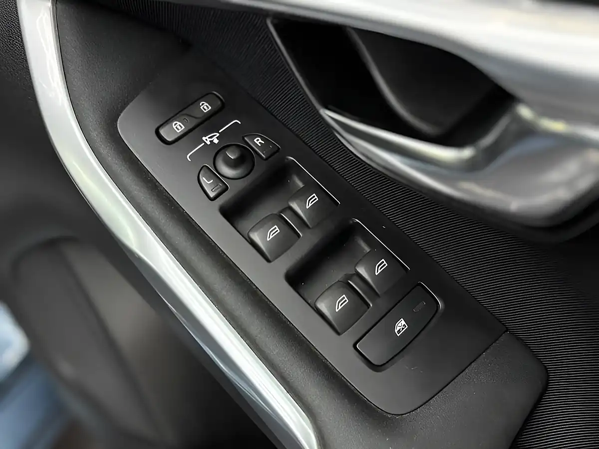 Used 2013 Volvo V40 Se Blue - Interior and Exterior details 17