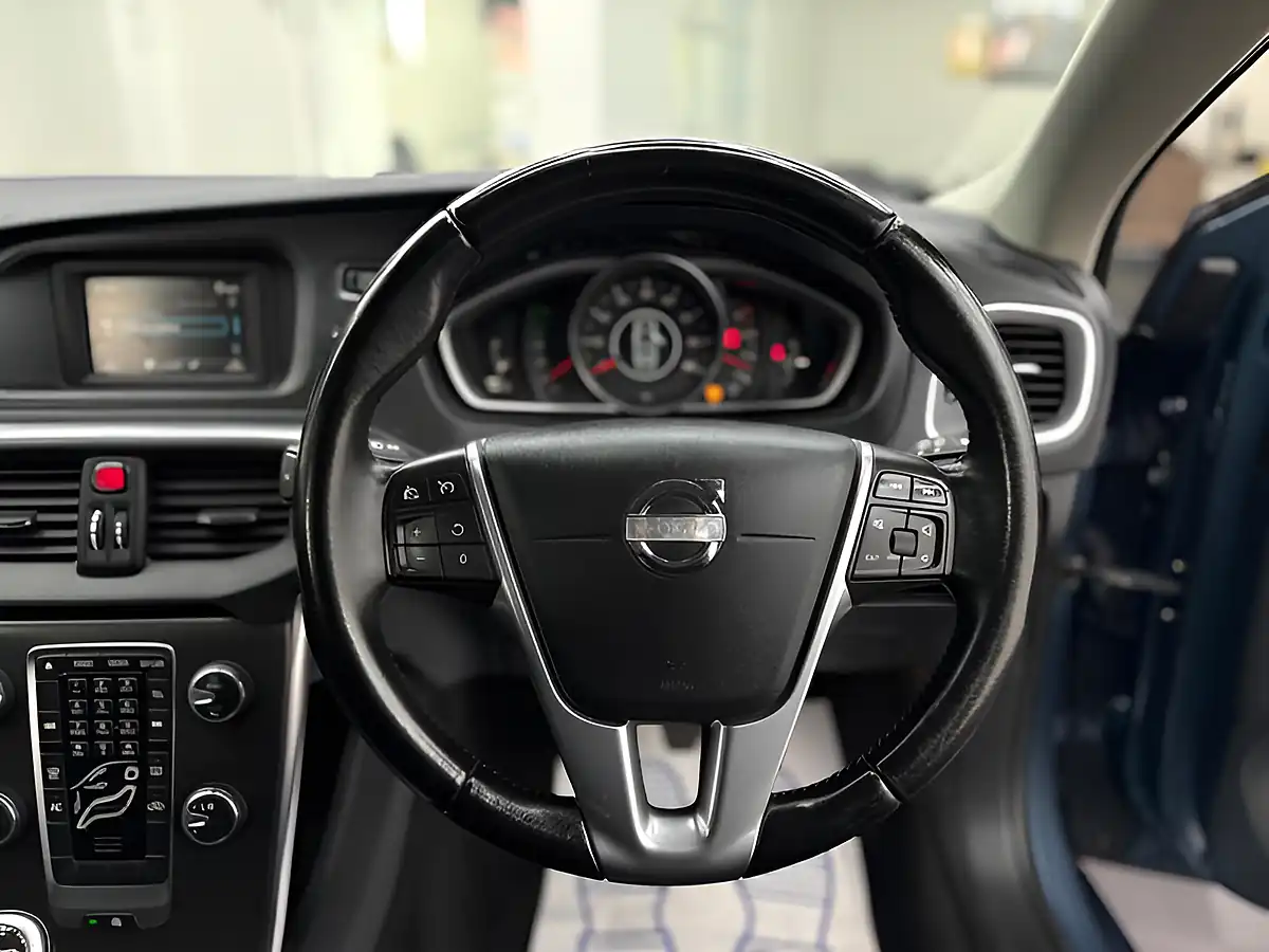 Used 2013 Volvo V40 Se Blue - Interior and Exterior details 18