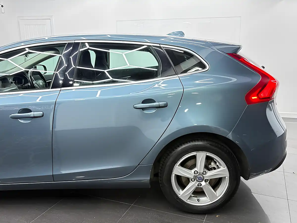 Used 2013 Volvo V40 Se Blue - Interior and Exterior details 20