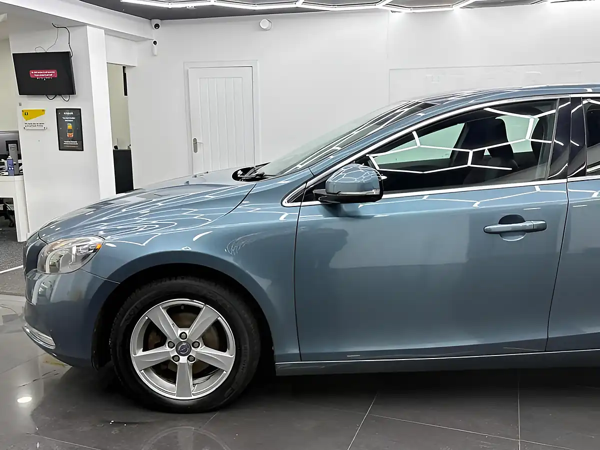 Used 2013 Volvo V40 Se Blue - Interior and Exterior details 5