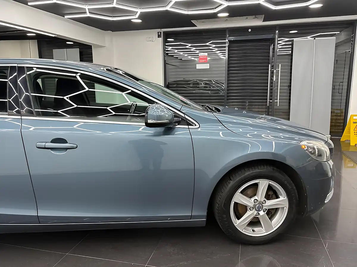 Used 2013 Volvo V40 Se Blue - Interior and Exterior details 7