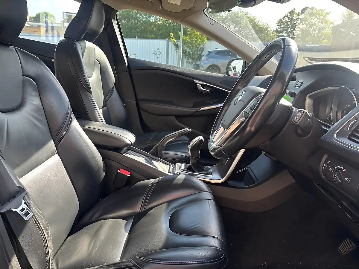 Used 2013 Volvo V40 Se Lux Nav Blue - Interior and Exterior details 10