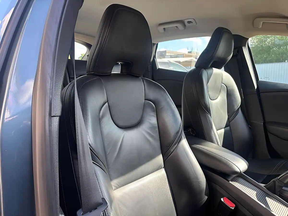 Used 2013 Volvo V40 Se Lux Nav Blue - Interior and Exterior details 11