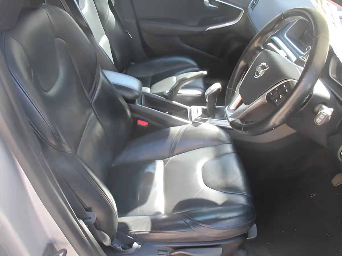 Used 2013 Volvo V40 Se Lux Nav Silver - Interior and Exterior details 7