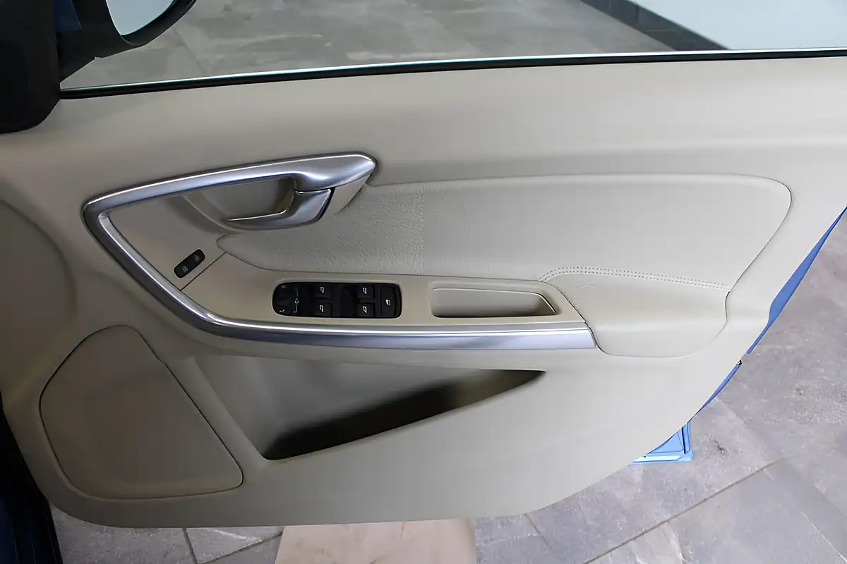 Used 2013 Volvo V60 Se Lux Blue - Interior and Exterior details 17