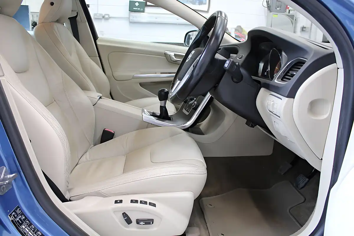 Used 2013 Volvo V60 Se Lux Blue - Interior and Exterior details 18
