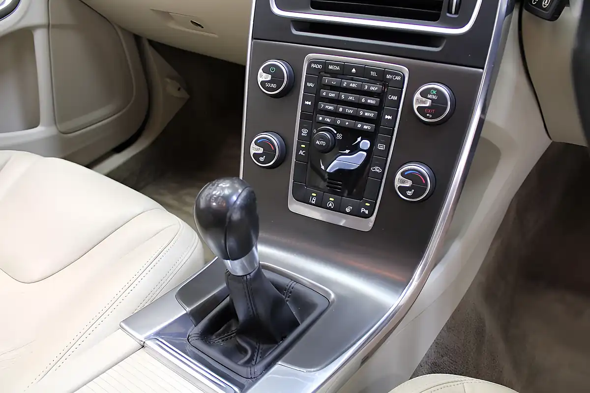 Used 2013 Volvo V60 Se Lux Nav Power Blue - Interior and Exterior details 12