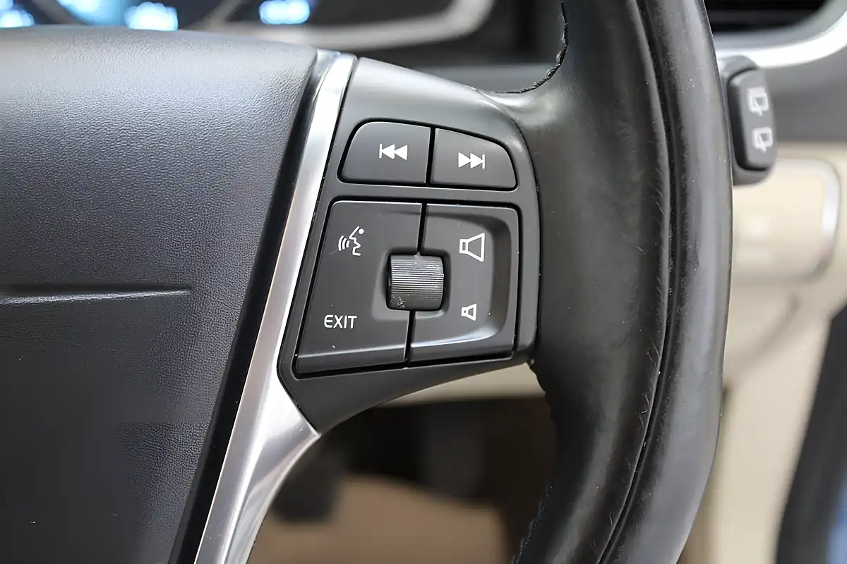 Used 2013 Volvo V60 Se Lux Nav Power Blue - Interior and Exterior details 14
